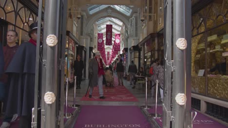 Burlington-Arcade-Con-Compradores-En-Mayfair,-Londres,-Reino-Unido-1